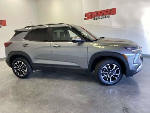 Used 2025 Chevrolet TrailBlazer LT AWD/4WD image 2