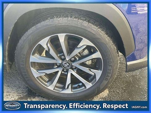 Used 2023 Toyota Corolla Cross XLE image 9