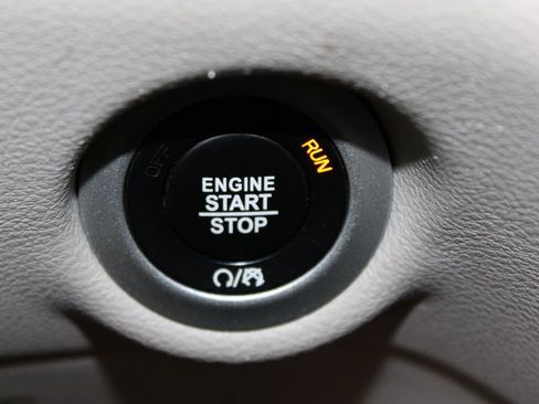 Used 2024 Chrysler Pacifica Touring-L FWD image 27