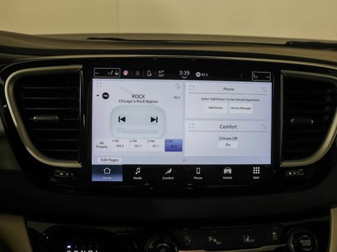 Used 2023 Chrysler Pacifica Touring-L FWD image 29