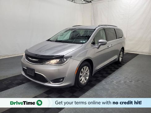 Used 2017 Chrysler Pacifica Touring-L FWD image 1