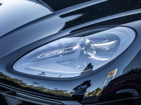 Certified 2025 Porsche Macan image 23