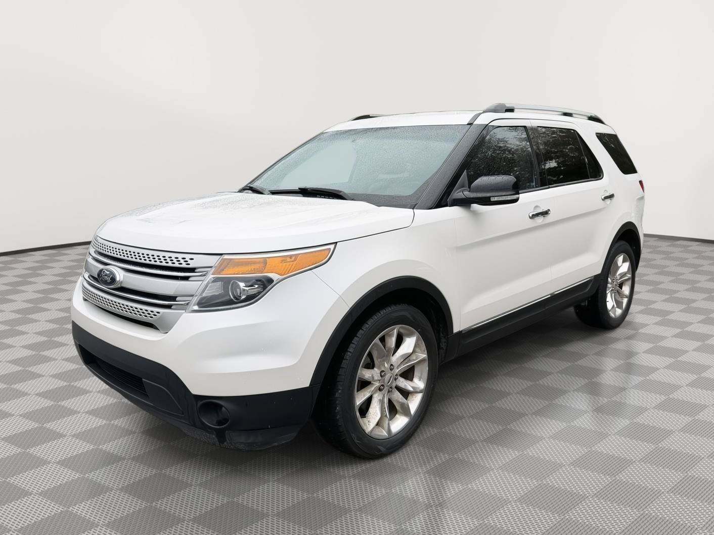 Used 2014 Ford Explorer XLT w/ Equipment Group 202A FWD image 3
