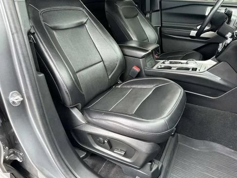 Used 2023 Ford Explorer Limited w/ Limited Technology Package AWD/4WD image 32