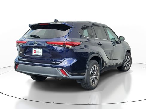 Certified 2021 Toyota Highlander XLE AWD/4WD image 5