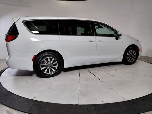 Certified 2023 Chrysler Pacifica Touring-L FWD image 7