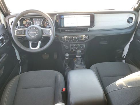 Used 2025 Jeep Wrangler Unlimited Sahara AWD/4WD image 11