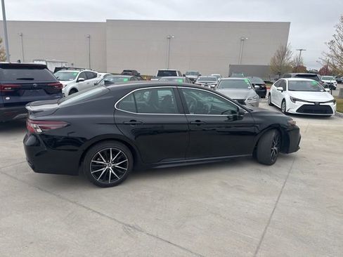 Used 2024 Toyota Camry SE image 3