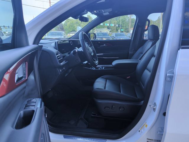 Used 2026 Chevrolet Traverse RS w/ LPO, Floor Liner Package AWD/4WD image 12
