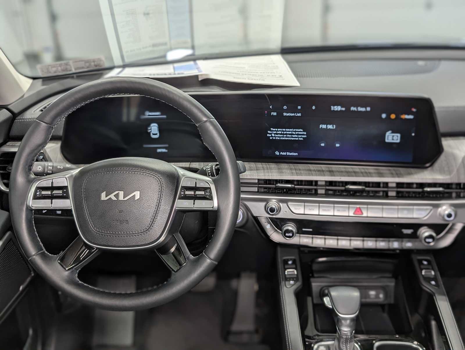 Used 2024 Kia Telluride EX w/ EX Captain's Chair Package AWD/4WD image 5
