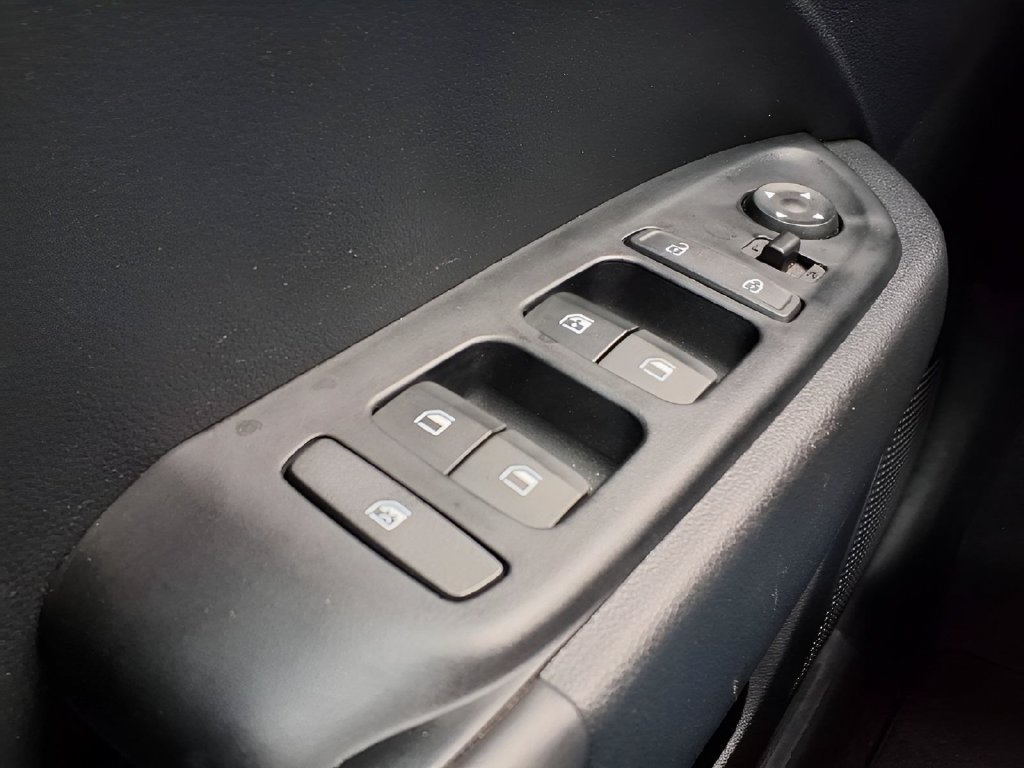Used 2025 Hyundai Venue Limited FWD image 19