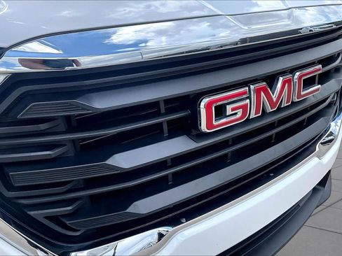 Used 2024 GMC Terrain SLE w/ Driver Convenience Package FWD image 30