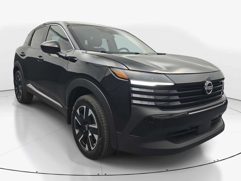 Used 2025 Nissan Kicks SV AWD/4WD image 2