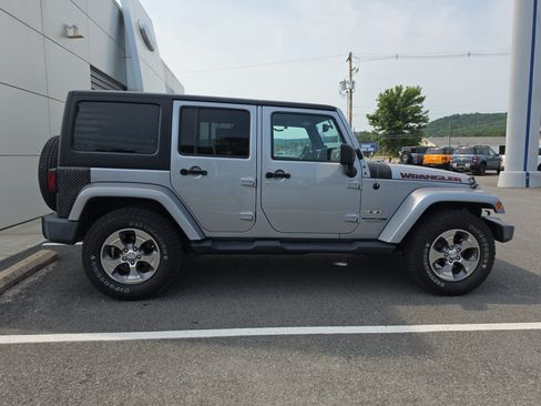 Used 2018 Jeep Wrangler Unlimited Sahara AWD/4WD image 2