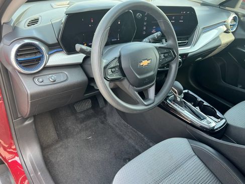 Used 2025 Chevrolet Trax LT FWD image 17