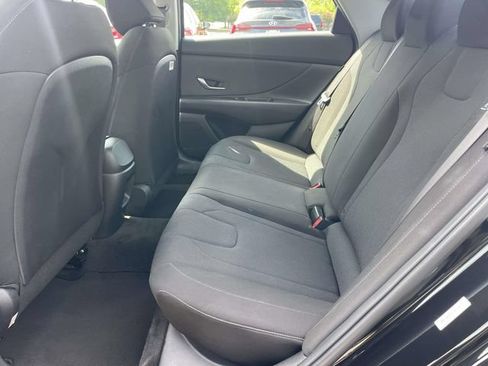 Certified 2025 Hyundai Elantra SE FWD image 13