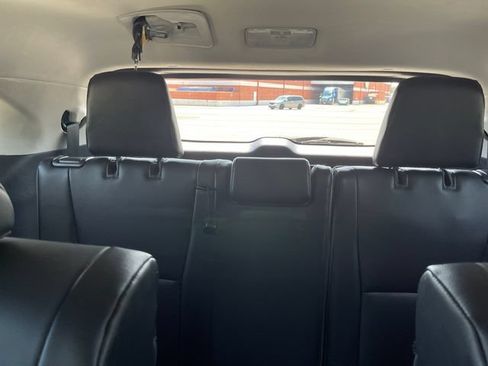 Used 2021 Toyota Highlander XLE FWD image 16