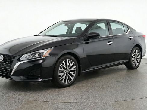 Used 2025 Nissan Altima 2.5 SV FWD image 3