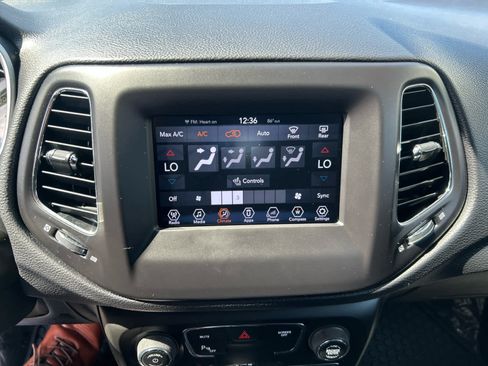 Used 2018 Jeep Compass Latitude w/ Popular Equipment Group AWD/4WD image 16