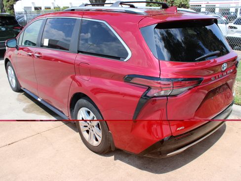Used 2024 Toyota Sienna Platinum AWD/4WD image 8