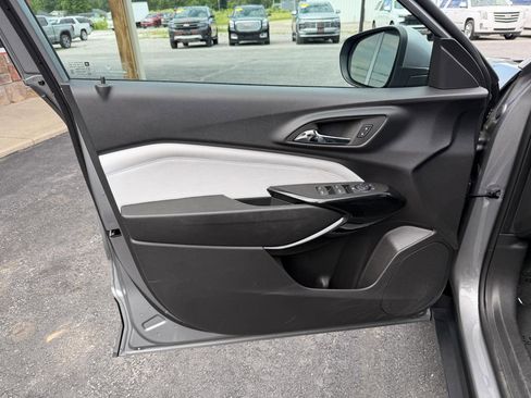 Used 2025 Chevrolet Trax LT FWD image 12