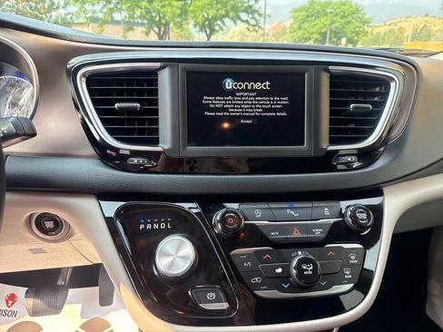 Used 2020 Chrysler Voyager L FWD image 19