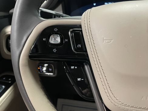 Used 2023 Lincoln Aviator AWD w/ Premium Package image 18