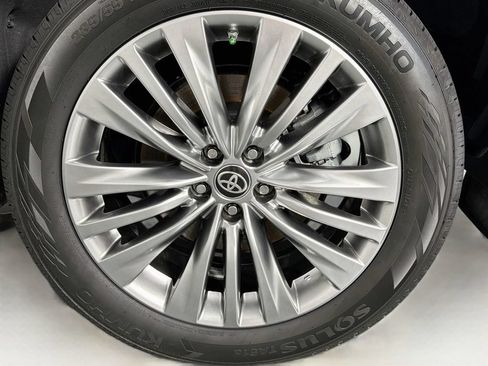 Used 2024 Toyota Highlander Platinum FWD image 32