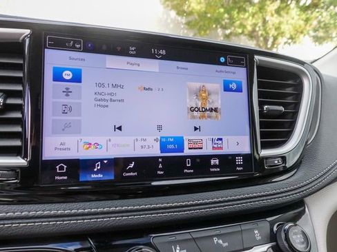 Used 2024 Chrysler Pacifica Select image 18