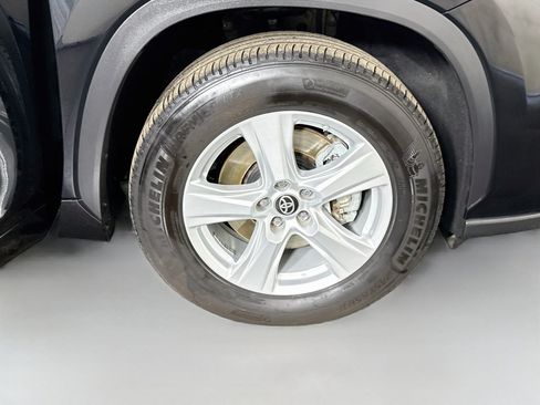 Used 2025 Toyota Highlander LE FWD image 32