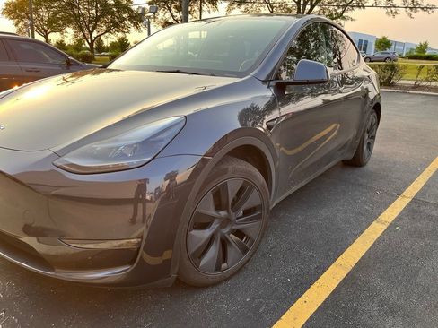 Used 2025 Tesla Model Y Long Range AWD/4WD image 2