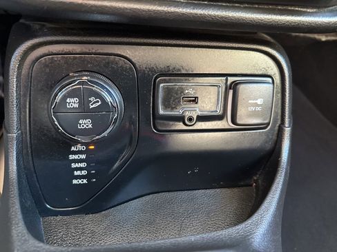 Used 2015 Jeep Renegade Trailhawk w/ Popular Equipment Group image 29