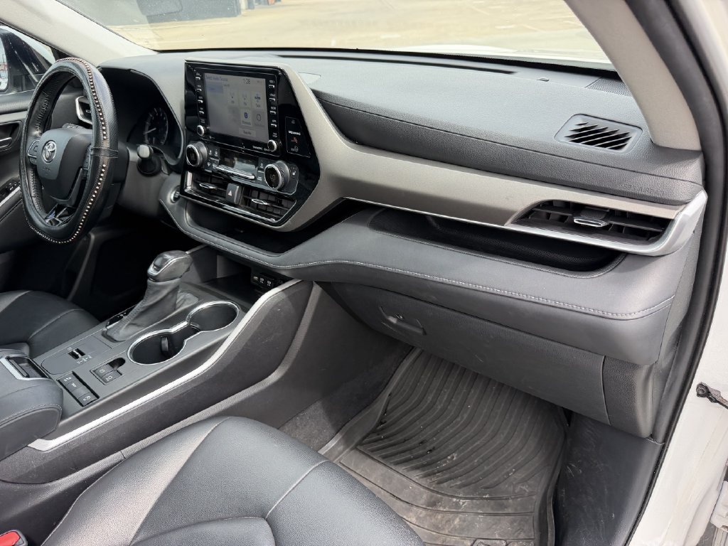 Used 2020 Toyota Highlander XLE FWD image 28
