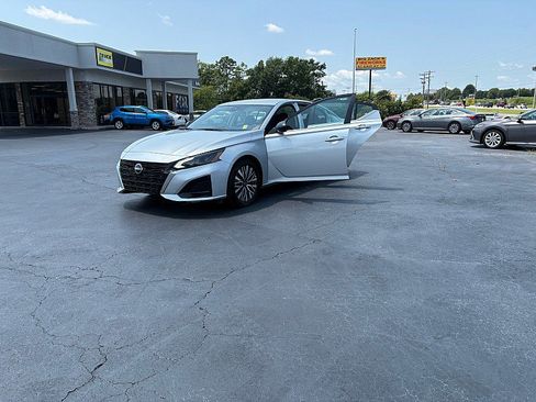 Used 2025 Nissan Altima 2.5 SV FWD image 10
