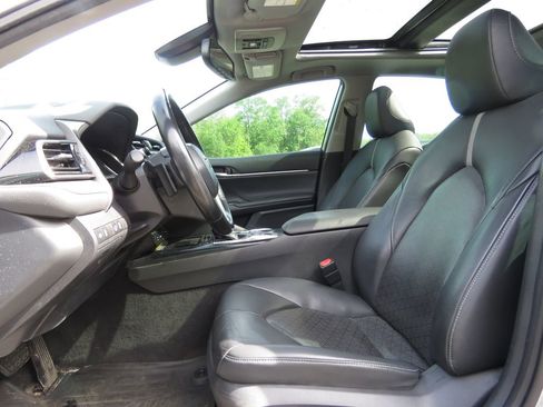 Used 2019 Toyota Camry XSE w/ Navigation Package FWD image 10