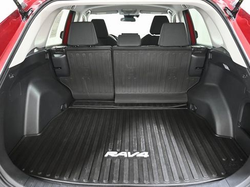 Used 2020 Toyota RAV4 LE image 21