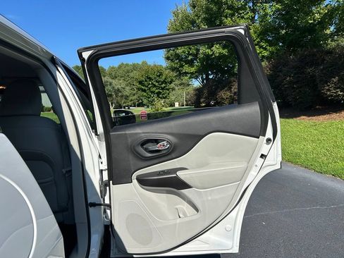 Used 2021 Jeep Cherokee Latitude Plus FWD image 51