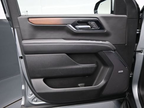 Used 2025 GMC Yukon XL Denali AWD/4WD image 10