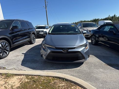 Used 2023 Toyota Corolla LE image 2