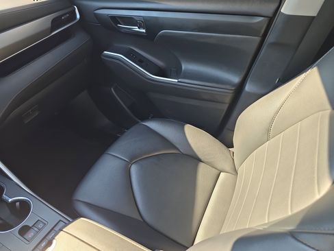 Used 2021 Toyota Highlander XLE image 18