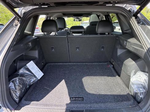 Used 2025 Volkswagen Tiguan SE R-Line image 9