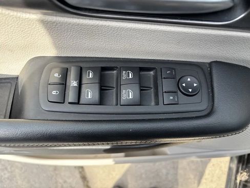 Used 2024 Chrysler Pacifica Touring-L image 18