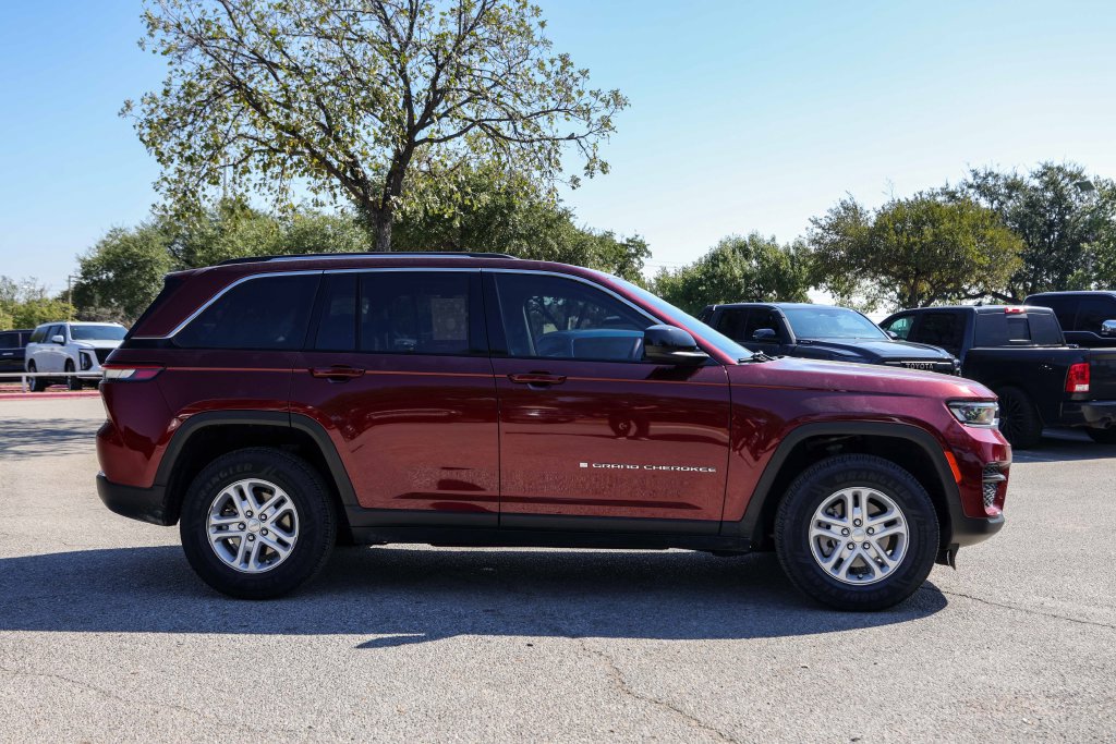 Used 2023 Jeep Grand Cherokee Laredo RWD image 7
