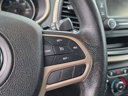 Used 2018 Jeep Cherokee Latitude AWD/4WD image 14