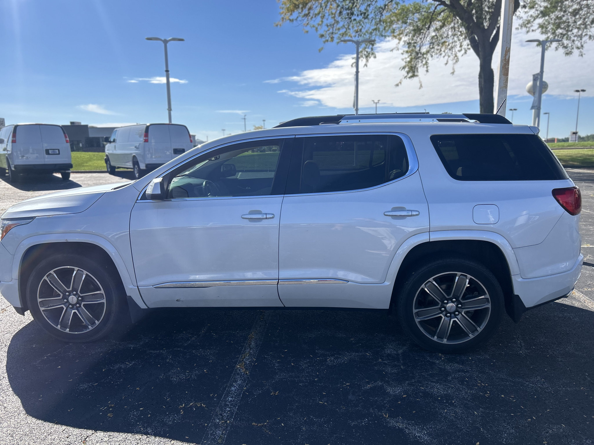 Used 2017 GMC Acadia Denali w/ Technology Package AWD/4WD image 4
