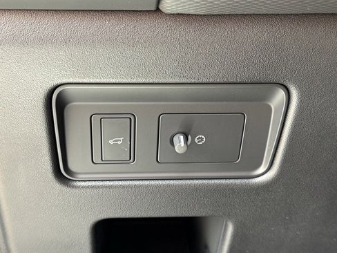 New 2025 Land Rover Discovery Dynamic SE image 32