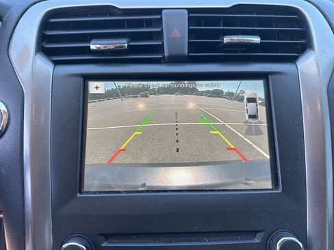 Used 2018 Ford Fusion SE w/ Fusion SE Technology Package FWD image 17