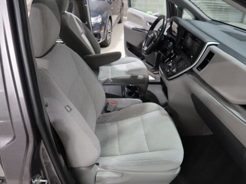 Used 2020 Toyota Sienna LE FWD image 13