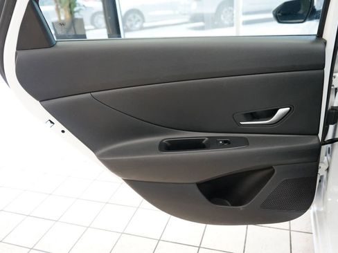Used 2021 Hyundai Elantra SE FWD image 38