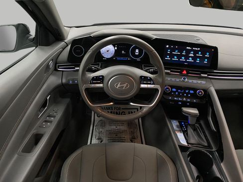Certified 2025 Hyundai Elantra SEL FWD image 12